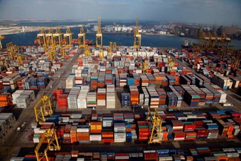 دبي تسجل 6 % نموا في حجم التجارة الخارجية