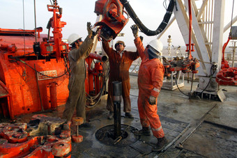 النفط يقفز 4 % قبيل اجتماعات فيينا 
