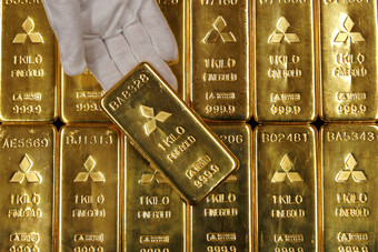 بعد أن تخطى مستوى 1600 دولار .. الذهب يفقد 1% من قيمته
