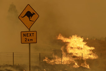 استمرار الحرائق خارج نطاق السيطرة قرب العاصمة الاسترالية