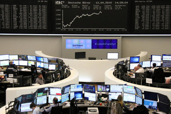 مخاوف أثر "كورونا" الاقتصادي تقود الأسهم الأوروبية للهبوط