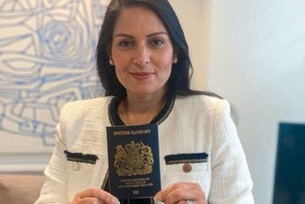  بريطانيا تبدأ إصدار جواز السفر الأزرق للمرة الأولى منذ 30 عاما