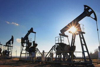 النفط يهبط لأدنى مستوياته في أكثر من عام مع انتشار كورونا