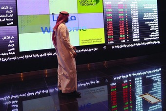 السوق السعودية تقلص خسائرها عند الإغلاق بدعم تداولات المزاد