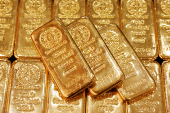 الذهب يتجه لثالث ارتفاع شهري بفعل مخاوف "كورونا"