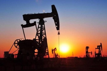 أسعار النفط ترتفع 1% بفضل آمال تخفيضات إنتاج أوبك+