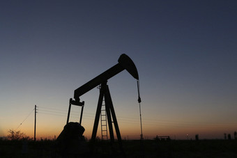 النفط يقفز 3 % بفضل أنباء عن التوصل لعقار فعال لعلاج مصابي "كورونا"