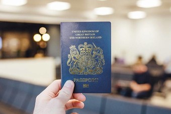 بعد بريكست .. جوازات السفر البريطانية تعود للونها الأزرق القديم