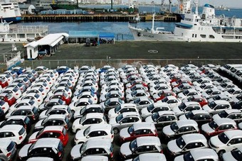 الجزائر تقرر إلغاء الحظر على استيراد السيارات