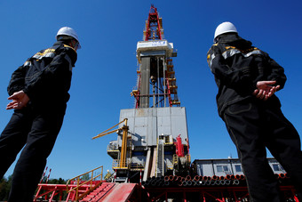 العراق يتفق مع شركات النفط العالمية على خفض الإنتاج