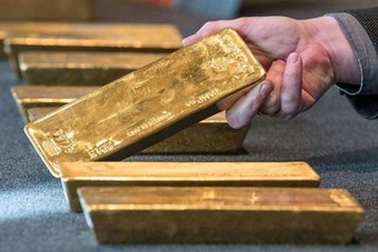 الذهب يرتفع إلى 1746 دولار في ظل توقعات اقتصادية قاتمة