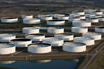 مخزونات النفط الأمريكية تنخفض 2.1 مليون برميل في أسبوع