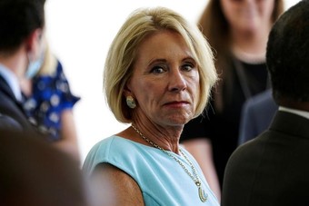 وزيرة التعليم الأمريكية تريد إعادة فتح المدارس بدون تقديم خطة آمنة