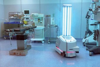 دبي: 8 روبوتات لتعقيم المستشفيات من كورونا