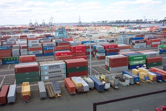 عجز تجارة السلع للولايات المتحدة ينخفض مع انتعاش الصادرات