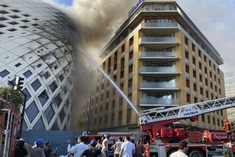 حريق في مبنى بالمنطقة التجارية في بيروت 