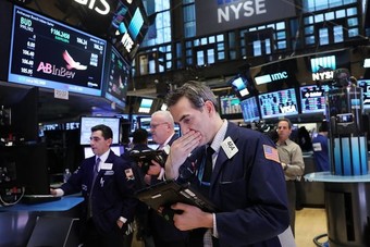 الأسهم الأمريكية تغلق منخفضة بفعل تأخر لقاح وتبدد آمال التحفيز 