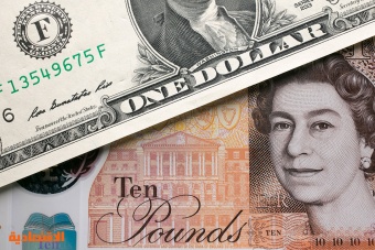 الدولار يدفع الاسترليني للتراجع عن 1.35 دولار للمرة الأولى في 2021 