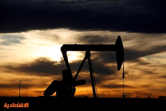 أسعار النفط تبلغ ذروة 12 شهرا بينما يكبح كبار المنتجين الإنتاج 