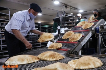 طريق طويل وشاق لتأمين الخبز .. صدمات اقتصادية لا تتوقف في لبنان 