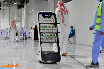 روبوت يوزع عبوات ماء زمزم على المعتمرين والمصلين في المسجد الحرام