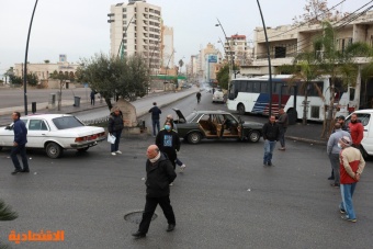 متظاهرون في لبنان يقطعون الكثير من الطرق احتجاجا على تردي الأوضاع الاقتصادية 