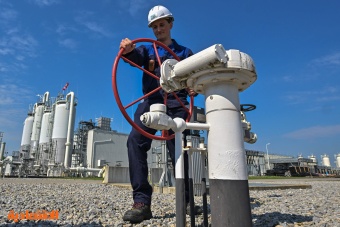 تراجع أسعار الغاز الأوروبية مع محاولات روسية لتهدئة الخلاف بشأن آلية سداد الثمن