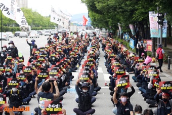إضراب سائقي الشاحنات في كوريا الجنوبية يؤثر على صناعة الرقائق ويعطل حركة الحاويات