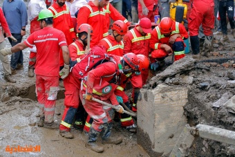 عمال إنقاذ يبحثون عن ضحايا الانهيارات الأرضية والسيول في إيران