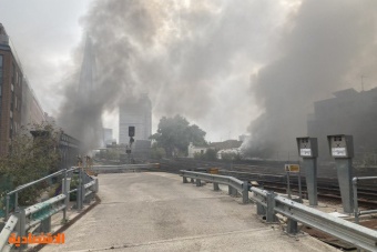 حريق ضخم في جسر للسكك الحديدية بوسط لندن يعطل القطارات