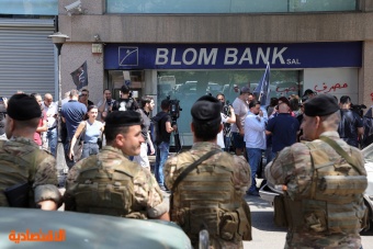 في لبنان .. عميلة مسلحة تغادر بنكا بعد حصولها على 13 ألف دولار