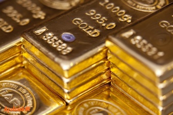 الذهب يهبط مع صعود الدولار وعوائد السندات لأعلى مستويات منذ عدة سنوات 