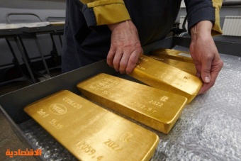 تراجع الدولار يحفز صعود الذهب 1.3 % عند 1650 دولارا للأونصة