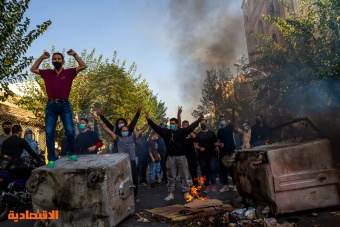 الإيرانيون يواصلون احتجاجاتهم ويطالبون بإسقاط النظام .. ويهتفون "الموت للديكتاتور"