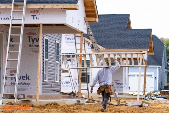 تراجع ثقة شركات بناء المساكن في أمريكا بضغط الفائدة المرتفعة