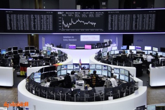 الأسهم الأوروبية تنخفض 0.3 %