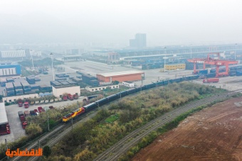 الصين .. أول قطار شحن لممر التجارة البرية والبحرية الدولي