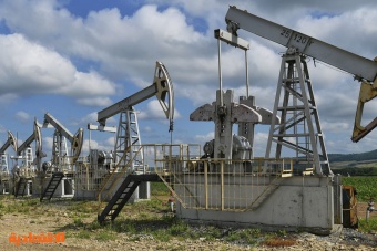 النفط يتراجع دون 82 دولارا مع ارتفاع المخزونات الأمريكية