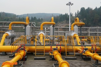 الصين تتم أولى معاملات الغاز الطبيعي المسال باليوان