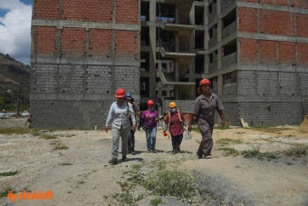 الصور النمطية تتبدل .. تشييد المباني السكنية في فنزويلا بات على يد النساء