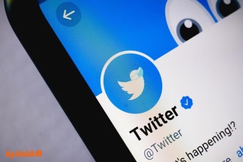 "تويتر" يعيد علامة التوثيق الزرقاء إلى حسابات مشاهير دون موافقتهم