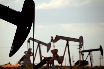 النفط يتراجع في ظل الغموض حول التوقعات الاقتصادية وارتفاع الدولار