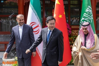 وزير الخارجية الصيني يناقش مع نظرائه السعودي والإيراني أبرز بنود الاتفاق الثلاثي