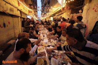 إفطار جماعي بشوارع القاهرة .. عادة سنوية في رمضان