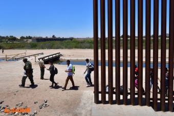المهاجرون يتدفقون من المكسيك إلى الحدود الأمريكية .. قرار إغلاق الحدود بسبب كوفيد ينتهي غدا