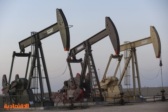 النفط يغلق منخفضا 2% بفعل بيانات اقتصادية أمريكية