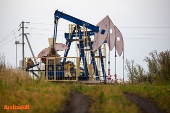 النفط يتراجع 2.7% عند التسوية إلى 76.2 دولار