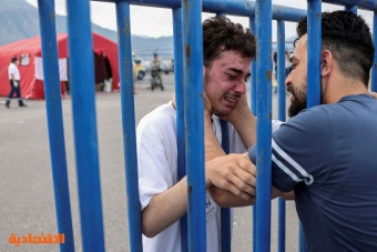 ناجون من حادث غرق سفينة مهاجرين قرب اليونان يلتقون بأقاربهم وأصدقائهم
