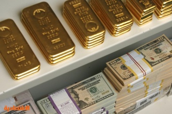 الذهب ينخفض مع صعود الدولار وارتفاع عوائد سندات الخزانة 