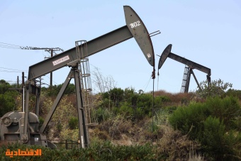 النفط ينخفض 2 % رغم التراجع القياسي للمخزونات الأمريكية